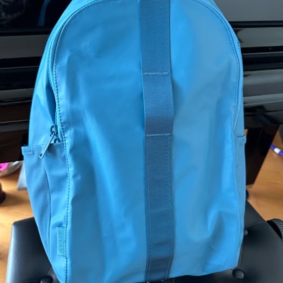 Away Brand  New Backpack 26L - Picture 11 of 11